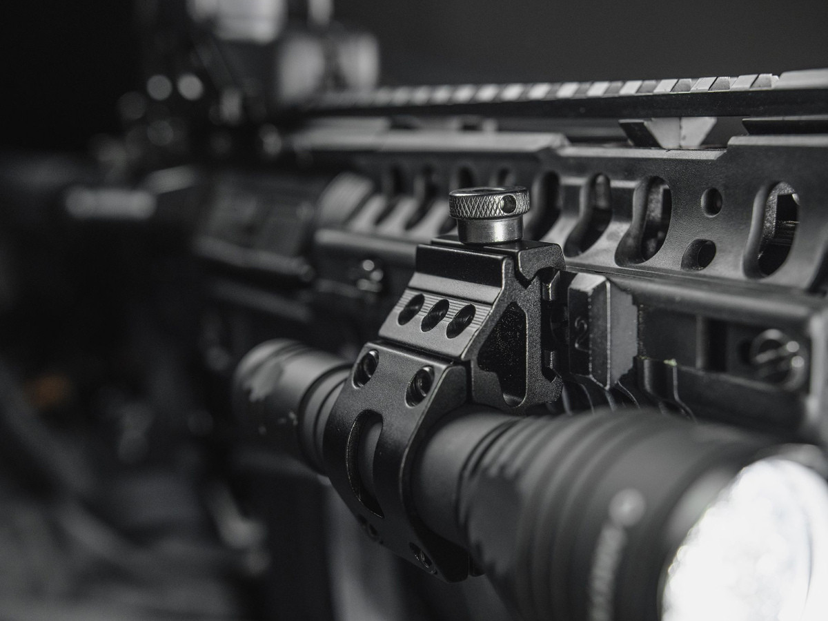 Fotografia: Montáž na picatinny lištu Armytek AWM-06