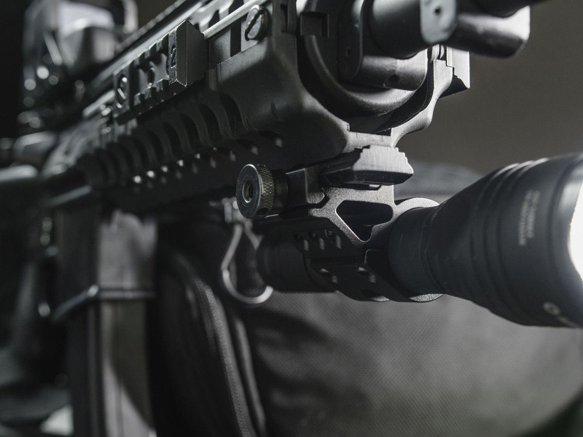 Fotografia: Montáž na picatinny lištu Armytek AWM-06